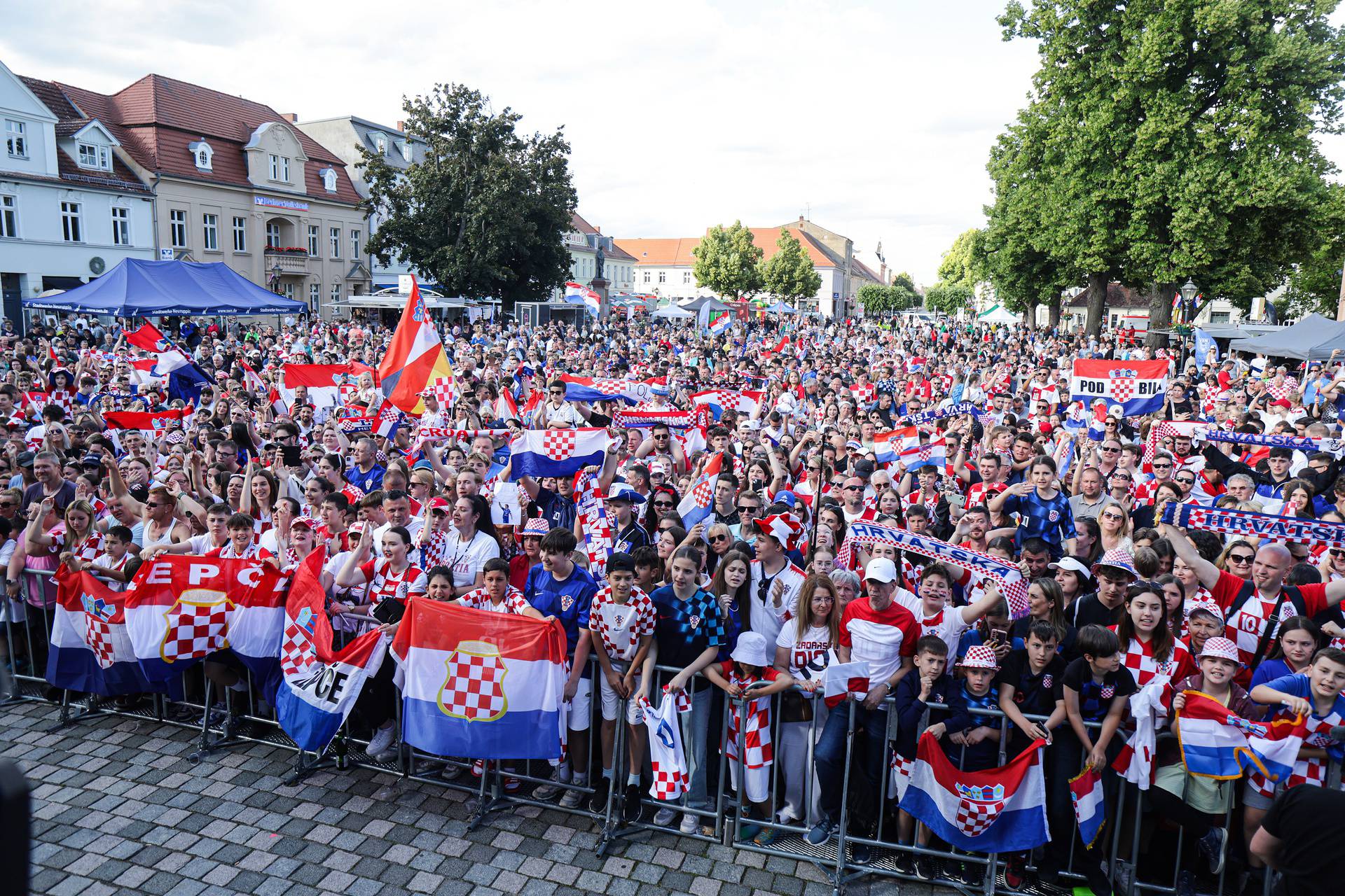 Neuruppin: Brojni navijači dočekali nogometne reprezentativce na glavnom Trgu