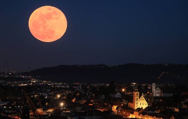 Krvavi Mjesec tijekom potpune pomrčine Mjeseca iznad Samobora 