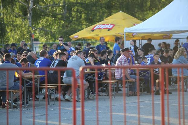 Zagreb: Organizirano gledanje utakmice uz stadion Maksimir između RIjeke i Diname