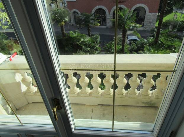 Ovako nešto nikad niste vidjeli! Prodaje se stan u Opatiji: Zlato, mramor, kipovi koji nose TV...