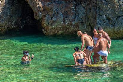 Strani i domaći turisti bezbrižno uživaju na pulskim plažama