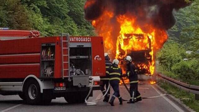 Buktinja kod Konjica: Potpuno je izgorio autobus iz Vukovara