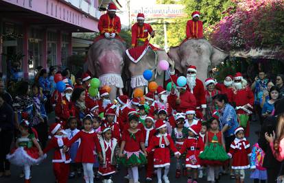 Slonovi odjeveni kao Djedice na Tajlandu djeci darivali poklone