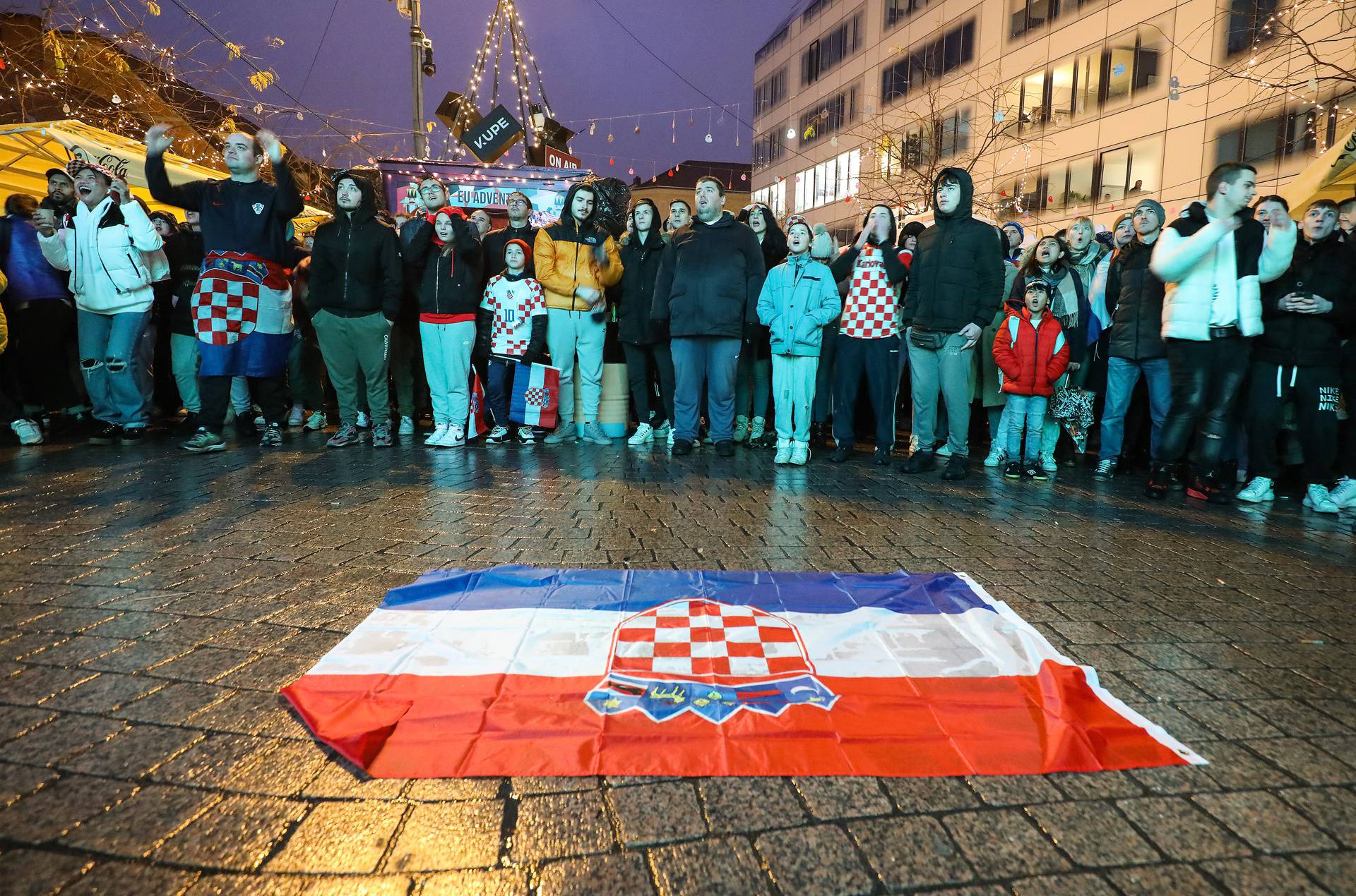 Zagreb: Navijači na Europskom trgu slave prolazak Hrvatske u četvrtfinale Svjetskog prvenstva