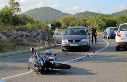 Motociklist umro u bolnici nakon sudara s automobilom