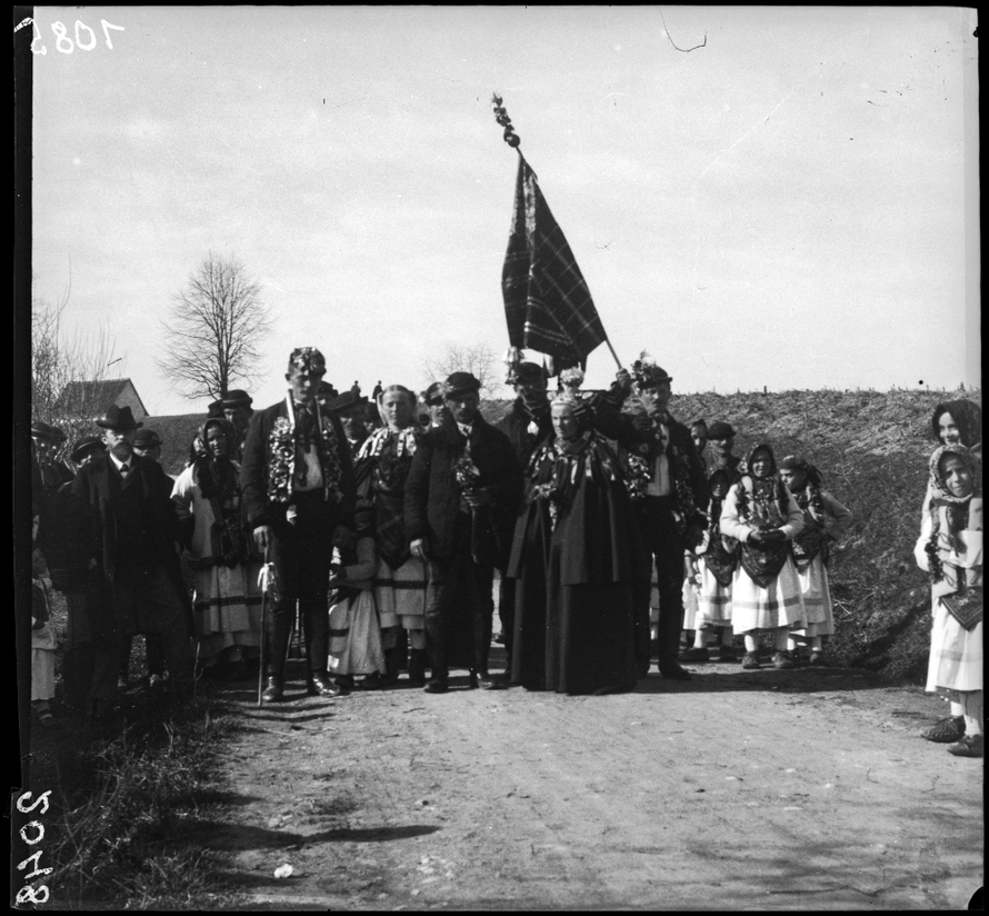 Kruna i šareni barjak nekad su mladu čuvali od uroka i zlih sila