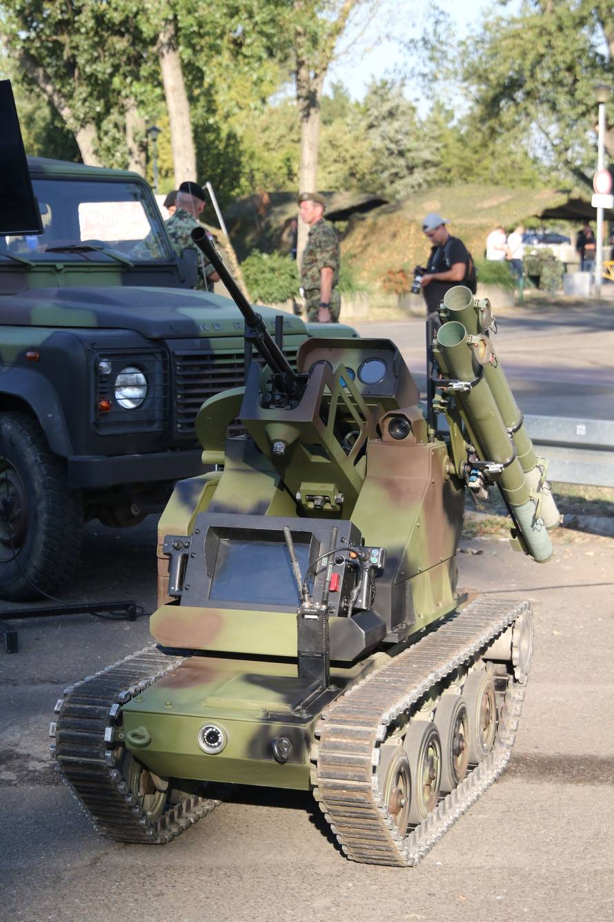 Beograd: Aleksandar Vučić obišao prikaz sredstava naoružanja i vojne opreme