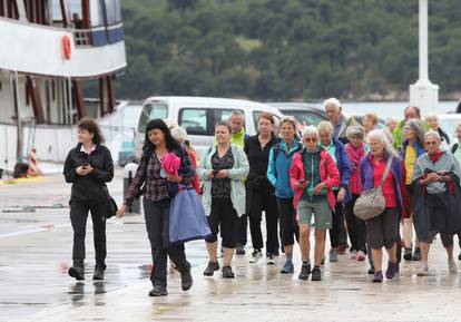 Šibenik: Unatoč kiši grupa turista prošetala je gradom