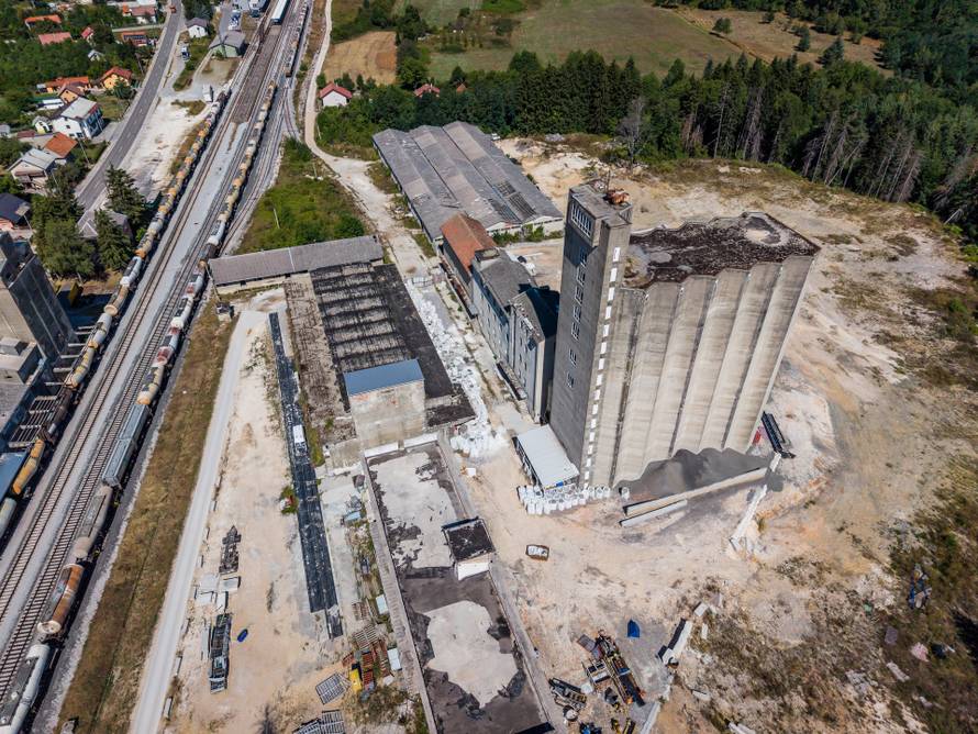 Fotografije iz zraka ilegalnog odlagališta otpada u Gospiću