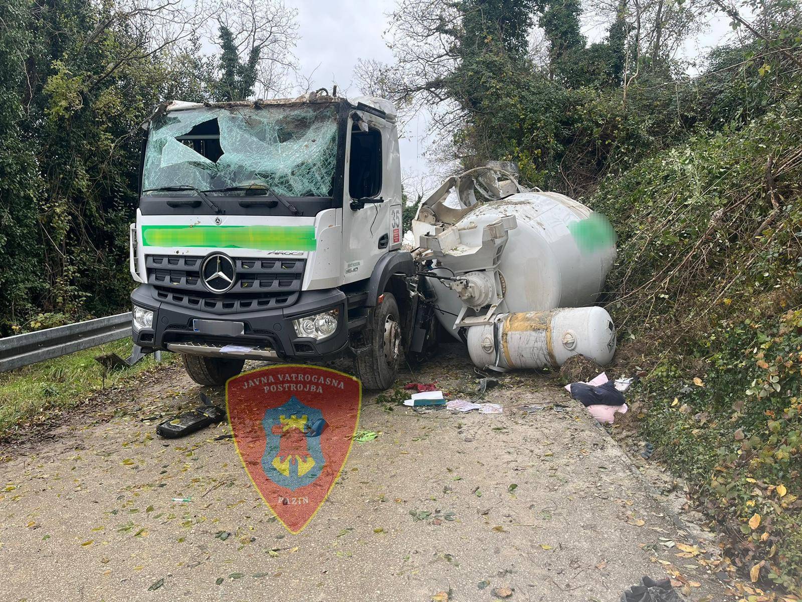 Vozač kamiona teško ozlijeđen kod Motovuna. Vozio je unatoč zabrani, više puta se prevrnuo