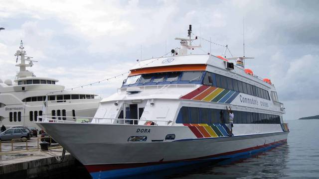 Trajekt s 200 putnika plutao u Zadarskom kanalu 45 minuta