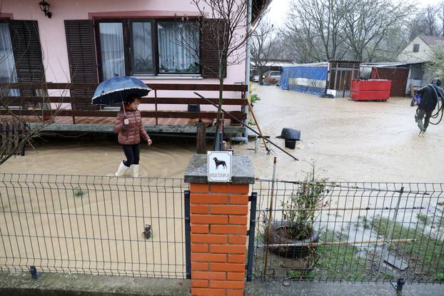 Poplava u Orahovici, voda prijeti kućama