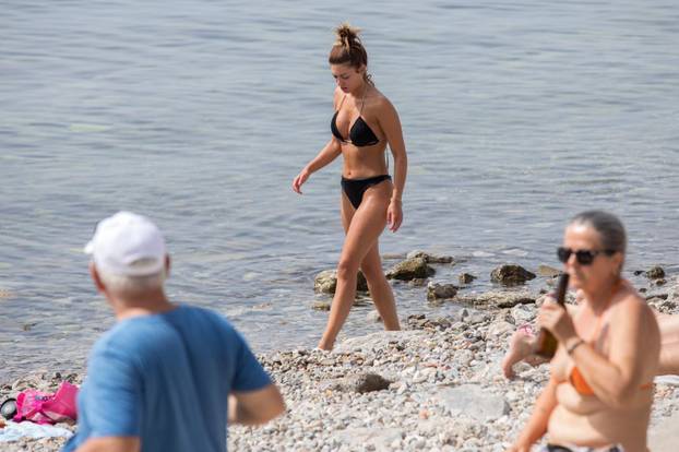 Rijeka: Osvježenje od visokih temperatura ljudi su potražili na plaži