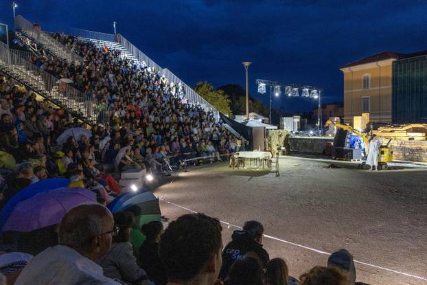 Pula: U Malom rimskom kazalištu odigrana je predstava "Antigona - 2000 godina kasnije"