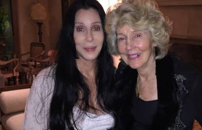 Cher ponosna na mamu: Ovako izgleda bez šminke s 90
