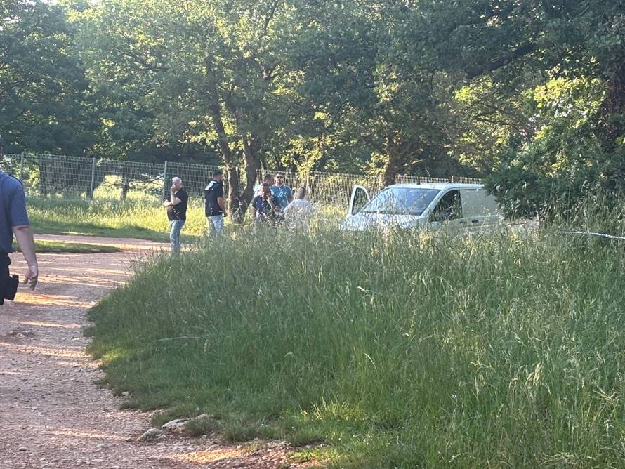 Dvoje mrtvih kod Umaga! Muškarac ubio ženu pa sebe