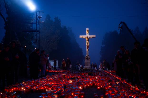 Zagrebačko gradsko groblje Mirogoj po noći