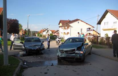 U sudaru dva automobila u Sl. Brodu ozlijeđen je muškarac