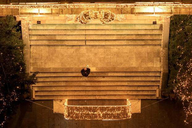 Pogled iz zraka na  novogodišnje ukrase u centru Sarajeva