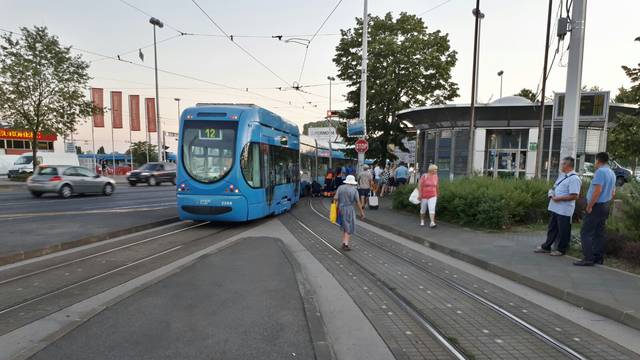 Tramvaj 12 izletio iz tračnica, putnike prevoze dva autobusa