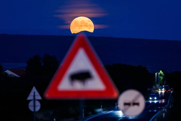 Supermjesec iznad Konjevrata.