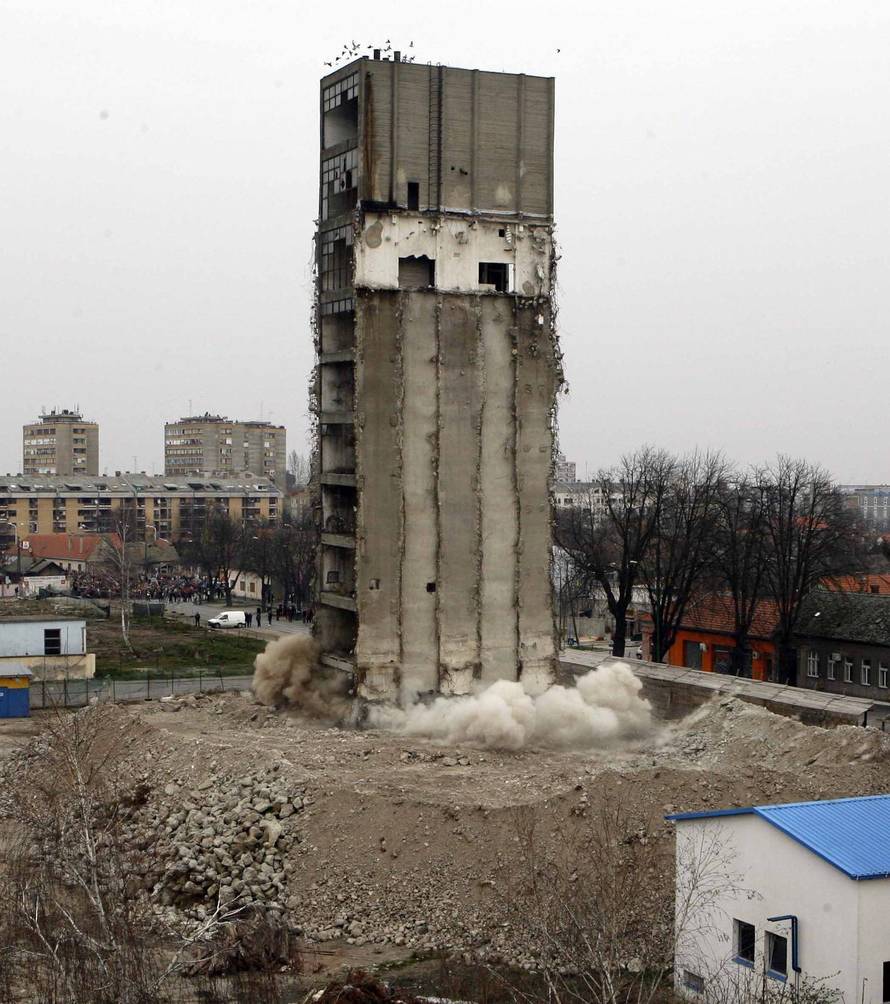 Osijek: Plansko miniranje i rušenje silosa u Huttlerovoj ulici