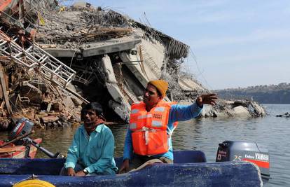 Najmanje 45 ljudi poginulo u urušavanju mosta u Indiji
