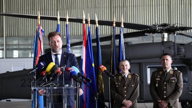Zagreb: Ministar Banožić obratio se medijima na primopredaji helikoptera Black Hawk