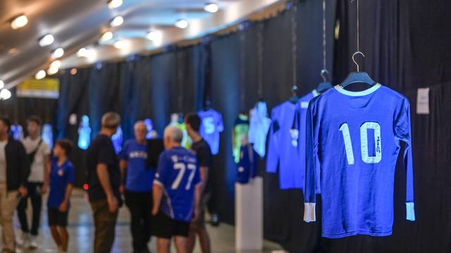 Zagreb: Izložba starih Dinamovih dresova u Ciboni