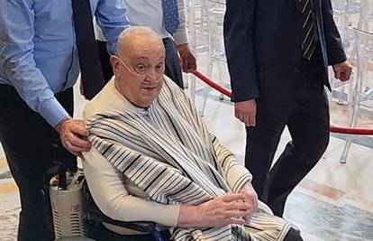 Papa u invalidskim kolicima posjetio baziliku sv. Petra