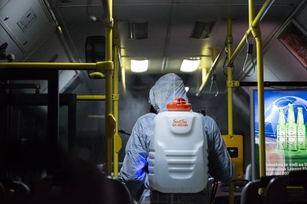 Dezinfekcija javnog prijevoza u Mostaru zbog pandemije koronavirusa
