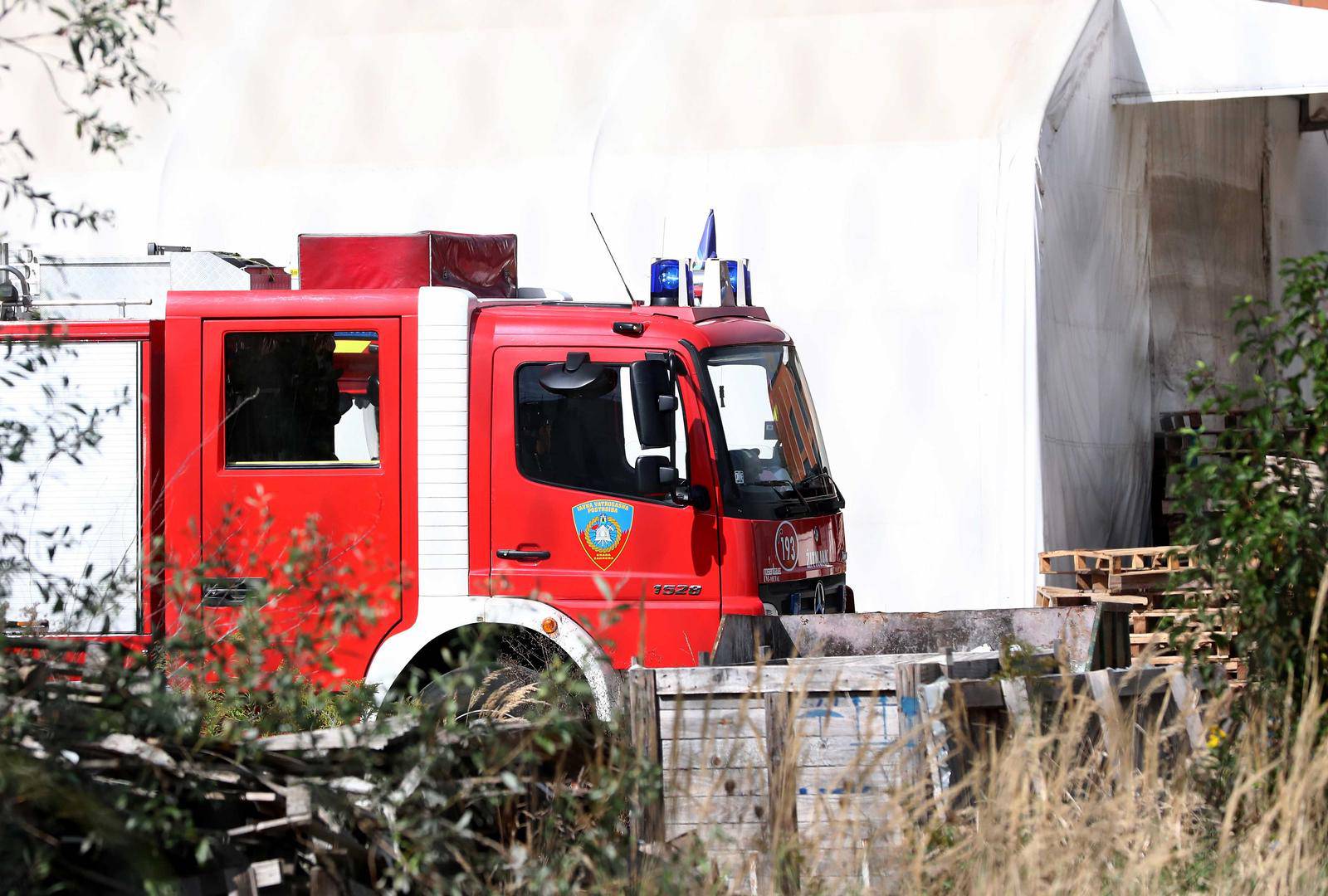 Zagreb: Vatgrogasci se bore s požarom poslovnog objekta na Žitnjaku