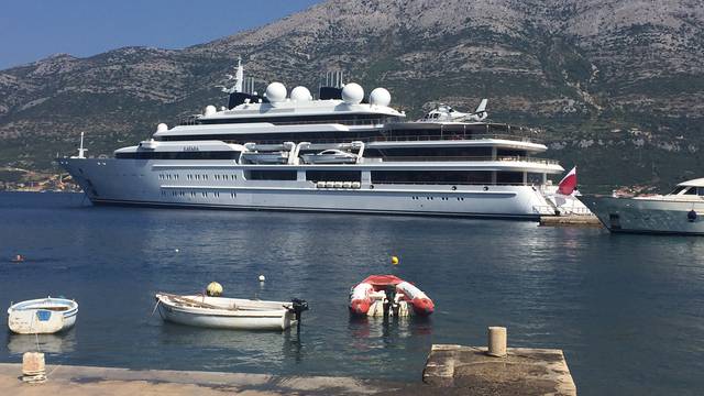 Megajahta duga 125 metara oduševila je turiste na Korčuli