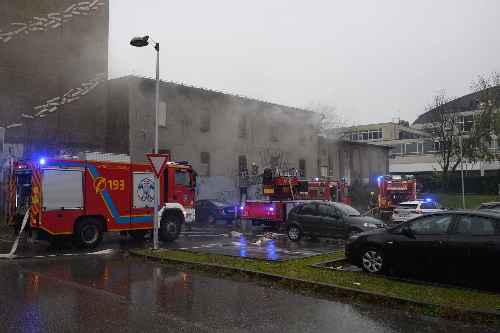 Zagreb: Vatrogasci gase požar na zgradi Paromlina