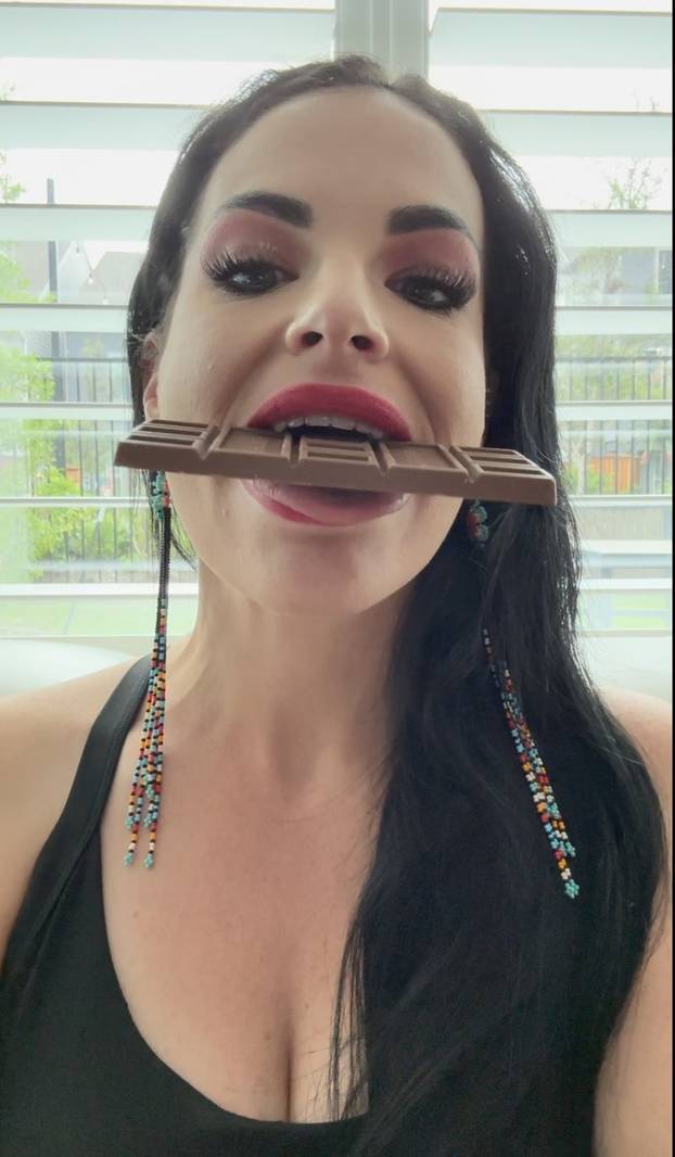 Woman with 7.9cm tongue becomes Guinness World Record holder for widest clapper