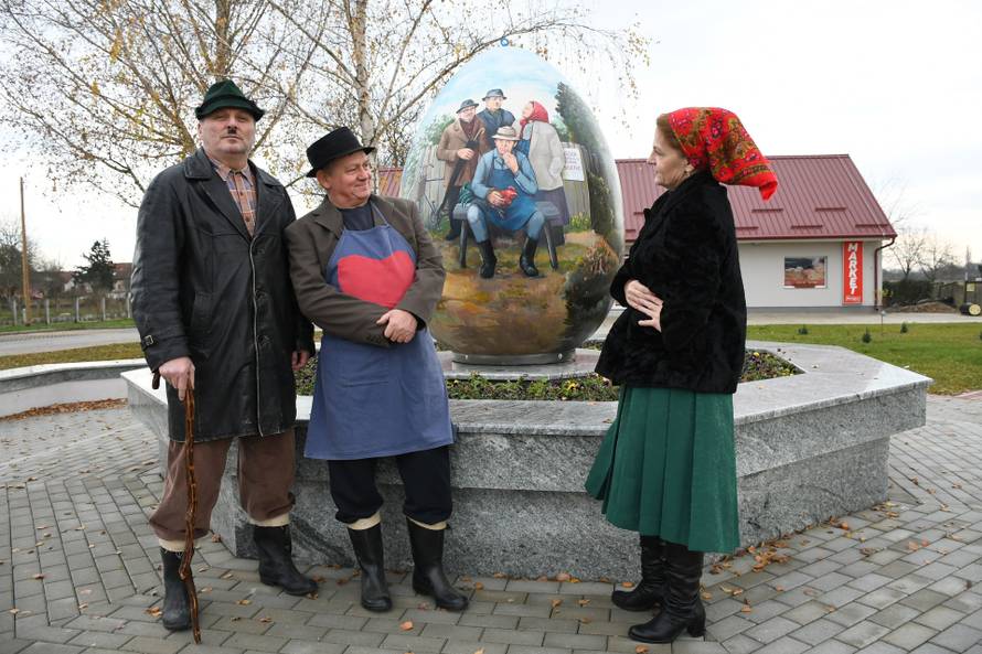 Sigetec: U selu gdje su se snimali popularni Gruntovčani postavljena pisanica s njihovim likovima