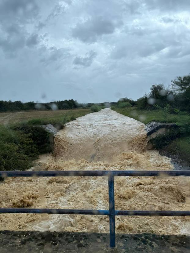 FOTO U dva sata 2000 udara munja! Palo 100 l kiše po m2! Pogledajte šokantne fotografije