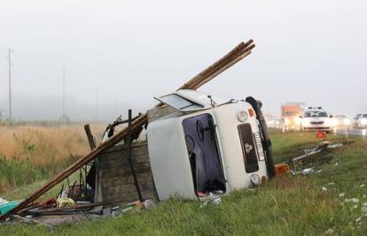 Teški sudar: Kamion i auto uništeni, petero ozlijeđenih