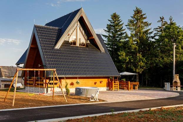 FOTO Zavirili smo u skrivenu drvenu oazu nadomak Plitvica