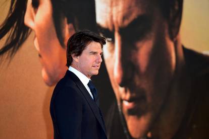 FOTO Tom Cruise veselo mahao fanovima u Londonu: Evo kako je izgledao na početku karijere