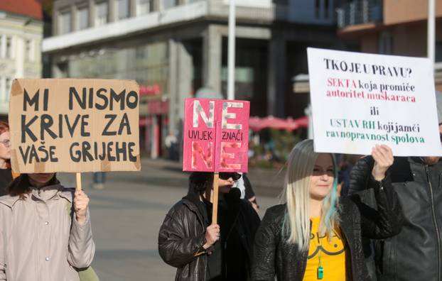Zagreb: Molitelji krunice na Trgu bana Jelačića