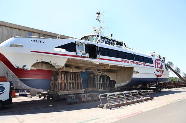 Ošte?eni katamaran Melita dotegljen u šibensko brodogradilište Iskra