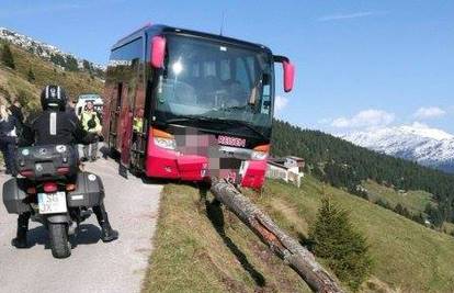 Spriječena tragedija: Bus visio iznad provalije od 100 metara