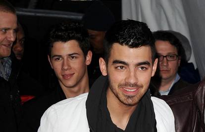Skandal na pomolu: Joe Jonas glumio u SM kućnom porniću?