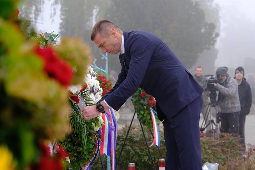 Zagreb: Penava položio vjence na grobu Franje Tuđmana