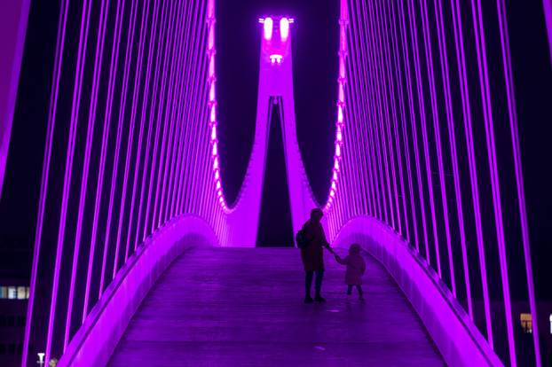 Osijek: Povodom međunarodnog dana epilepsije, pješaćki most u Osijeku osvijetljen u ljubičasto.