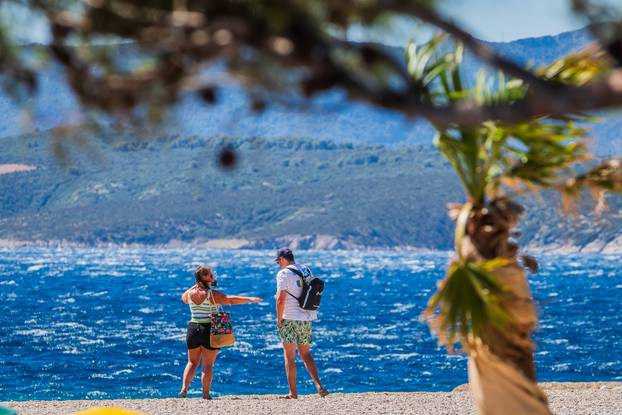 Olujna bura i jutro na plaži Zlatni rat