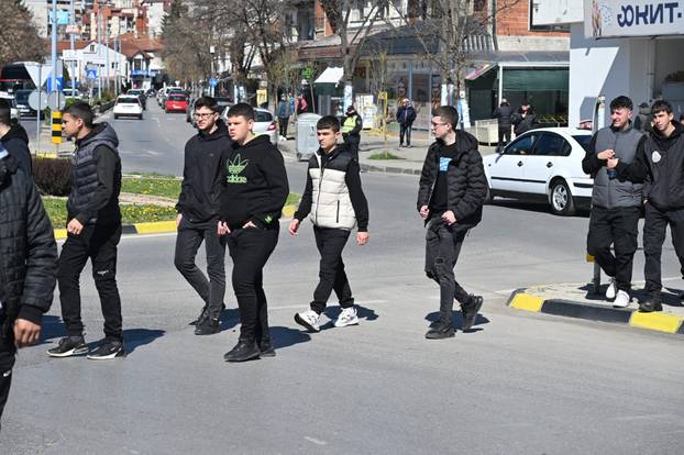 Brojni stanovnici Kočana oplakuju poginule na dan njihova sprovoda