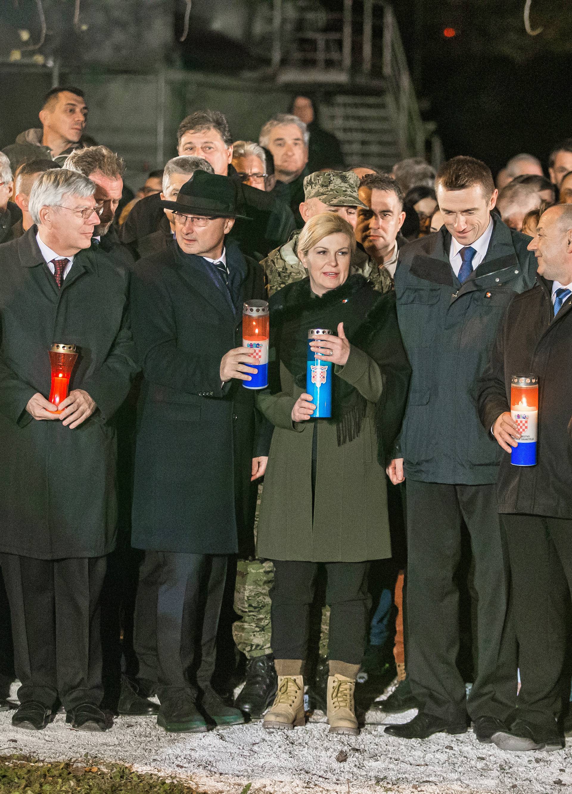 Na molitvu u dvorište bolnice u Vukovaru došla i predsjednica