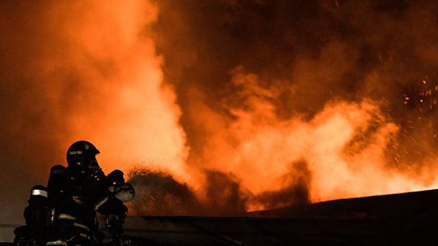 Strašan požar: Srušio se krov tvornice, poginulo je troje ljudi